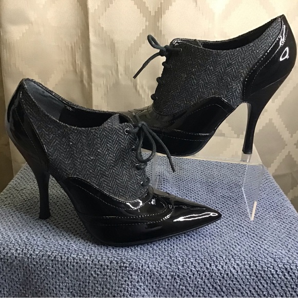 Guess Briclyn Pointed Toe Wingtip Lace Up Heels - Picture 12 of 16